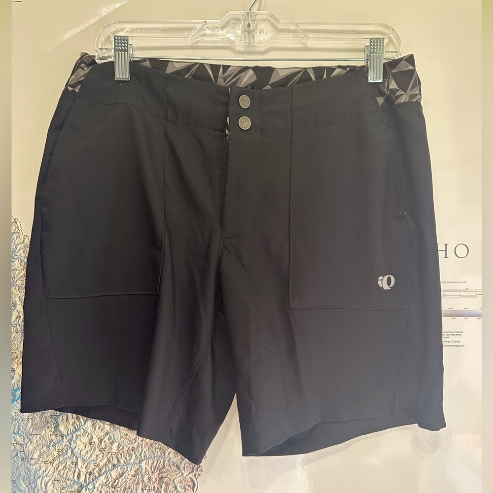 Pearl Izumi bike over short